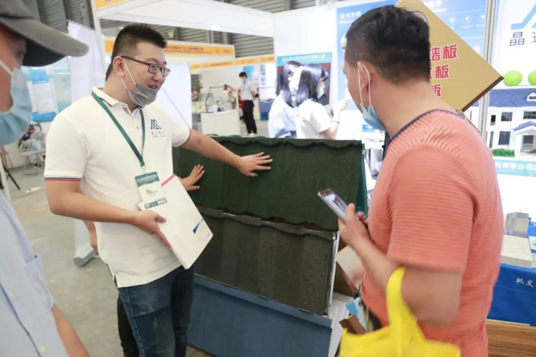 客戶經(jīng)理向客戶介紹彩石金屬瓦 .jpg 客戶經(jīng)理向客戶介紹彩石金屬瓦 .jpg