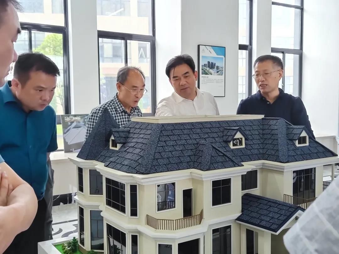 高建明董事長(zhǎng)向各位專家介紹產(chǎn)品.jpg 高建明董事長(zhǎng)向各位專家介紹產(chǎn)品.jpg